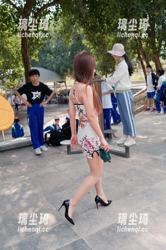 魔镜街拍-婷婷 魔镜街拍 - 婷婷销售主管的百变粉裙全套,工作也要粉粉嫩嫩的下载!