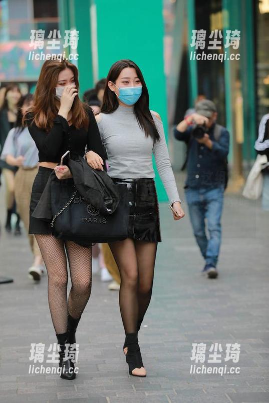 魔镜街拍 - 铁杆粉丝们，艾小青这组旗袍写真照片，你们觉得这个姿势是要表演啥呢？