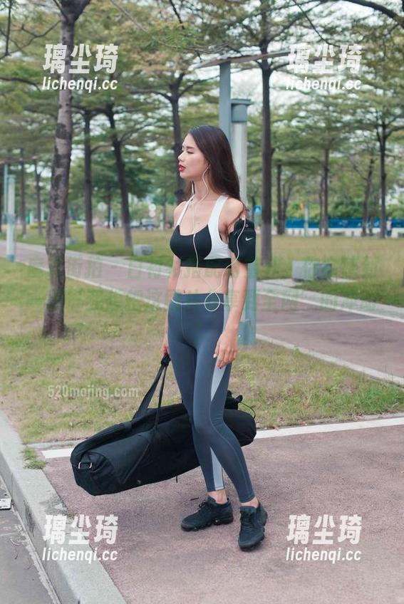 魔镜街拍-萌宝儿 魔镜街拍 - 白衬衫搭配萌宝儿,你会感到一股‘我想把这图片分享到全网’的冲动!
