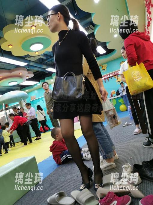 魔镜街拍 魔镜街拍见证商场里的黑丝OL风采,想跟大家分享这段奇遇