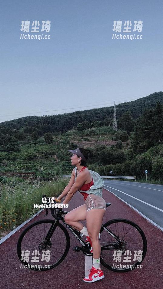 鹿瑶 微密圈 - 鹿瑶的白衬衫如你未见过的美,快去下载这张让人停不下来的图片!